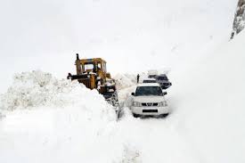 بدلیل بارش برف راه ارتباطی ۱۶۴ روستا در آذربایجان‌غربی مسدود شده است